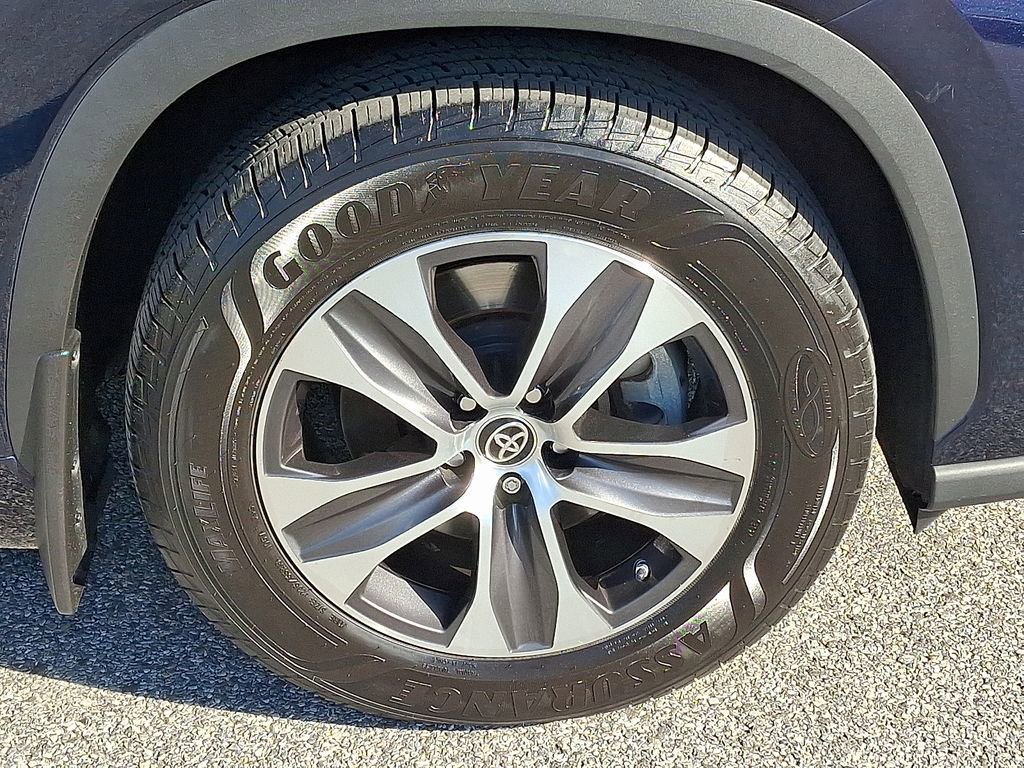 Used 2020 Toyota Highlander XLE AWD/4WD image 8