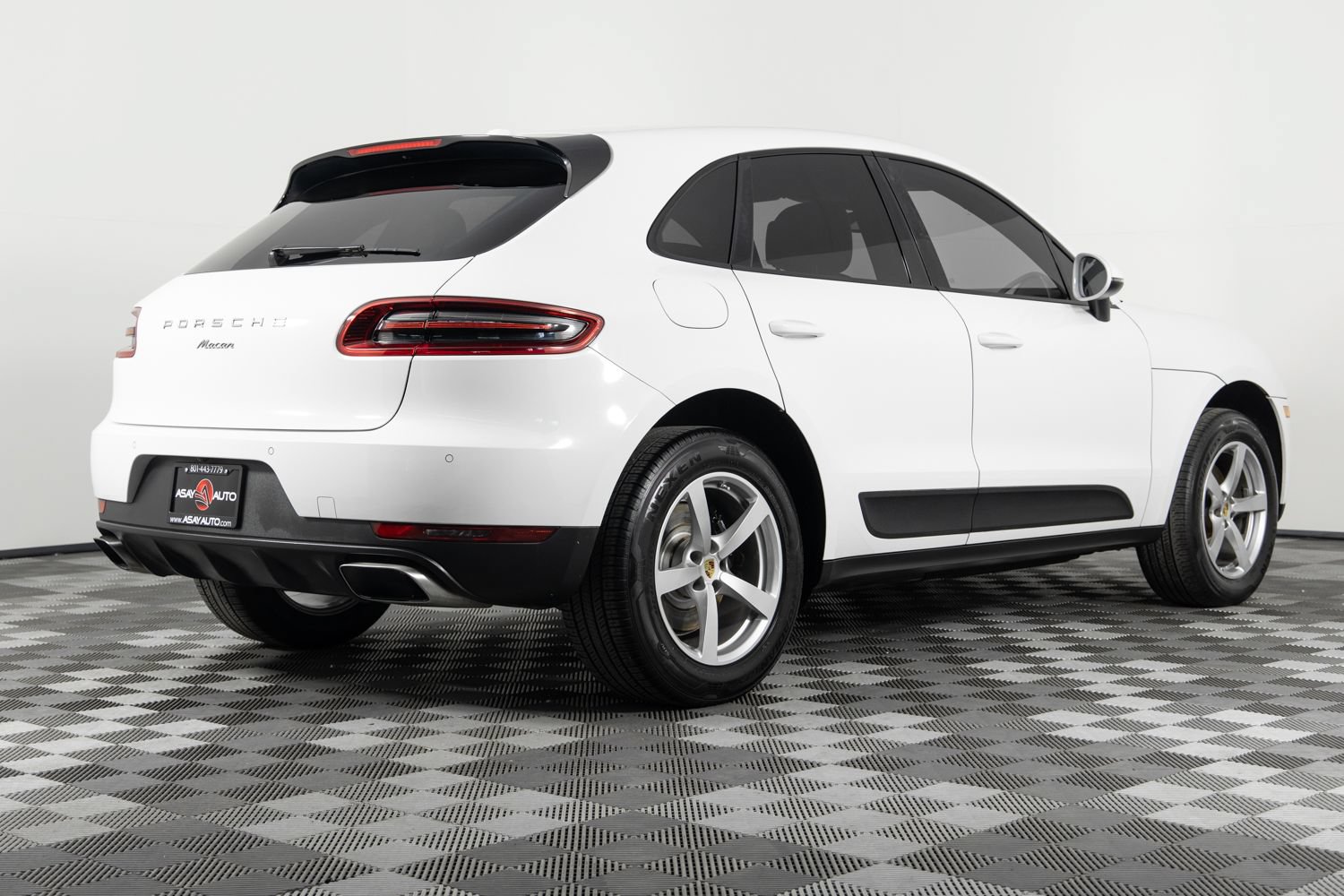 Used 2018 Porsche Macan AWD/4WD image 8