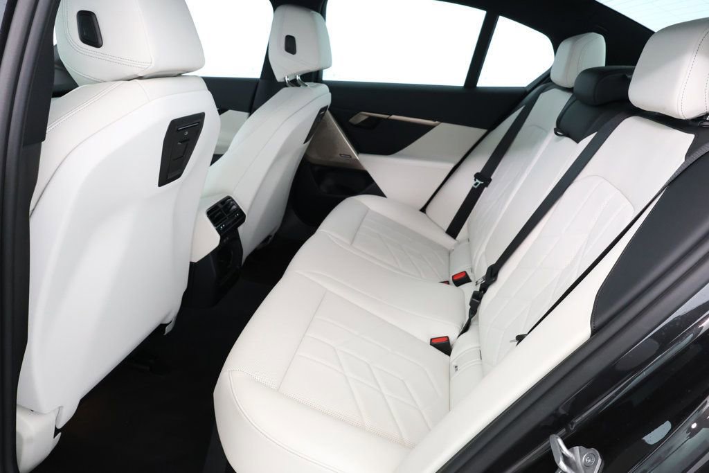 Used 2024 BMW i5 eDrive40i w/ M Sport Package image 22