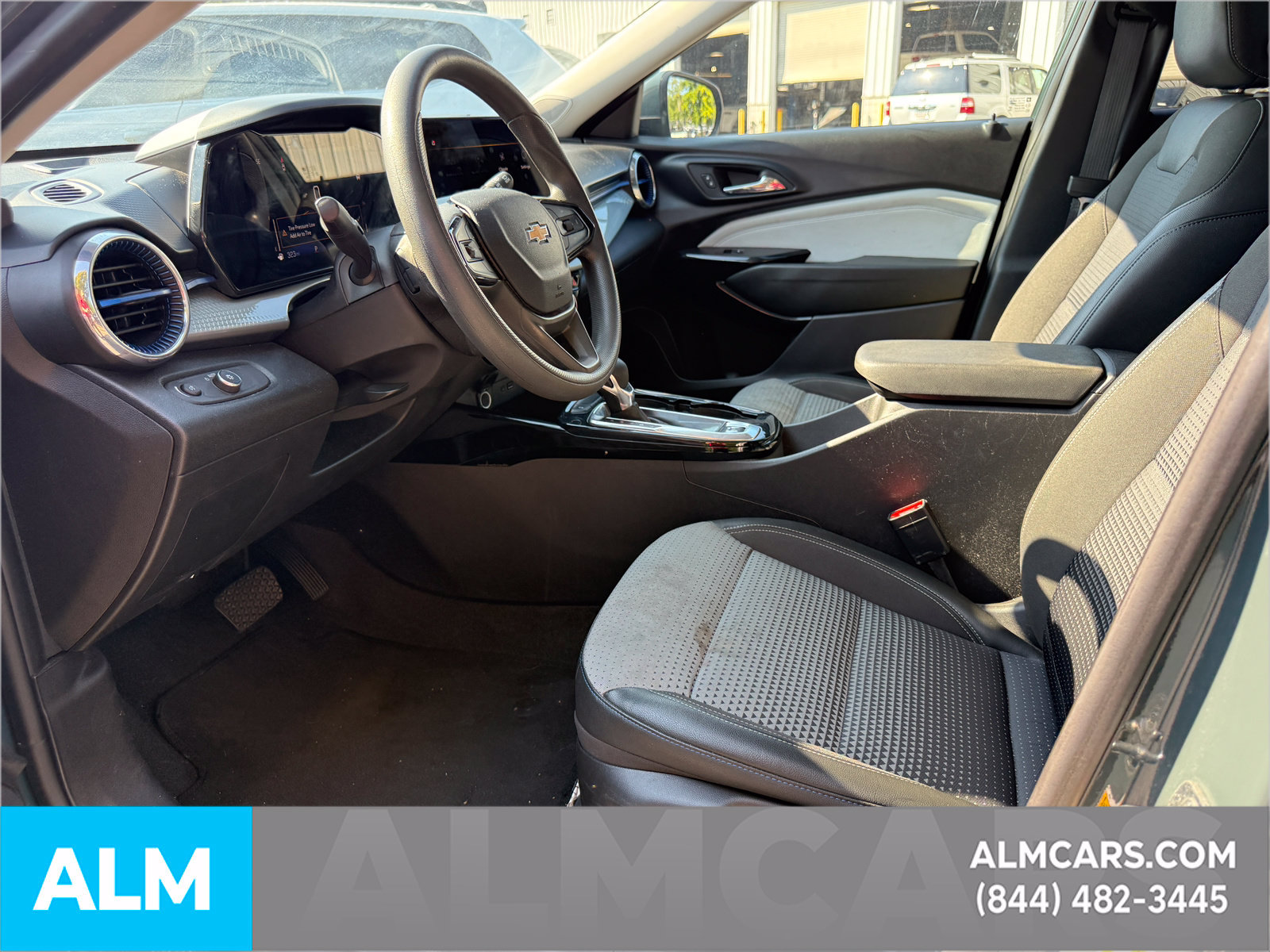 Used 2025 Chevrolet Trax LT FWD image 16