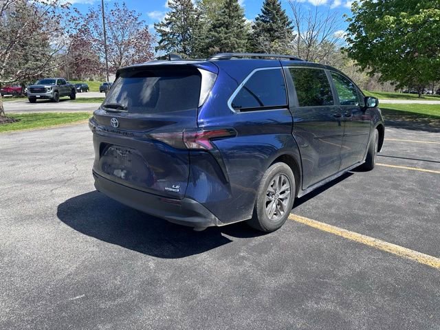 Used 2024 Toyota Sienna LE AWD/4WD image 3