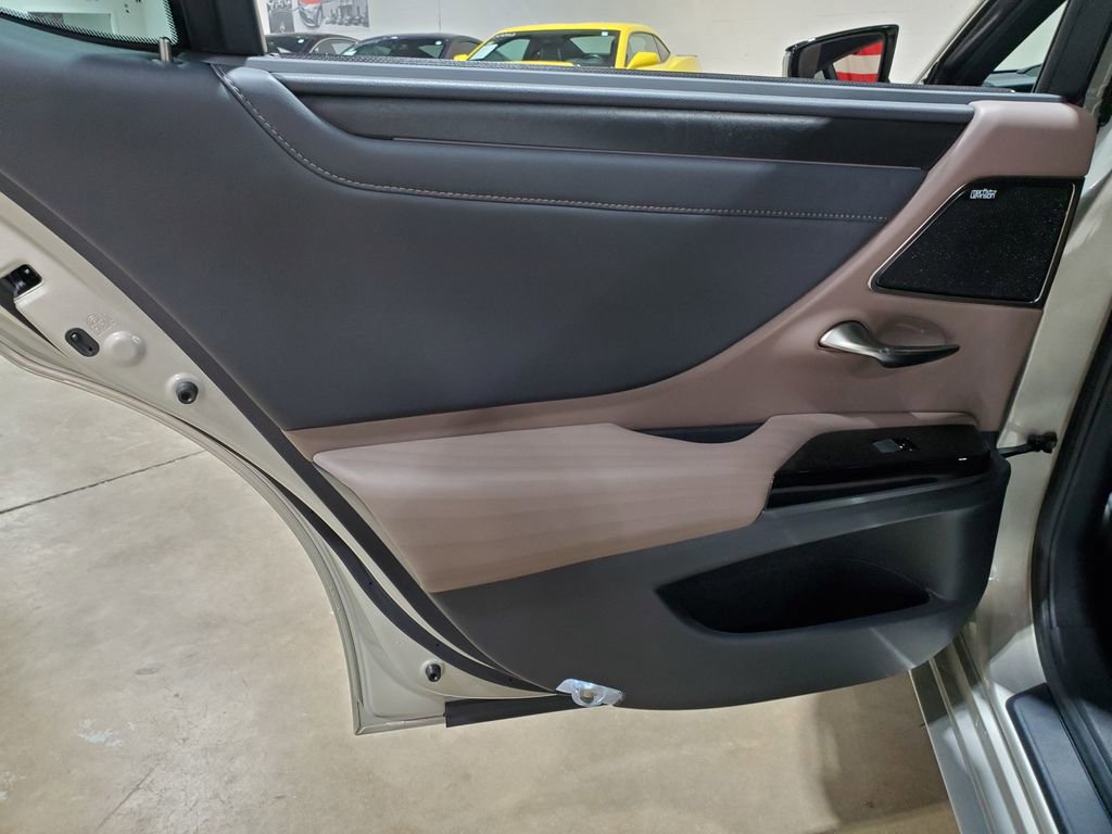 Used 2022 Lexus ES 300h Ultra Luxury w/ Accessory Package 2 image 28