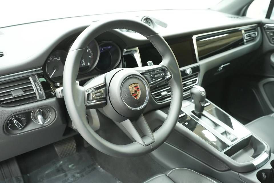 Certified 2025 Porsche Macan AWD/4WD image 4