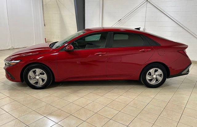 Used 2024 Hyundai Elantra SE FWD image 2