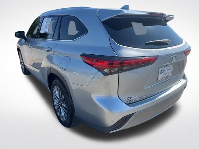 Used 2020 Toyota Highlander Platinum FWD image 3