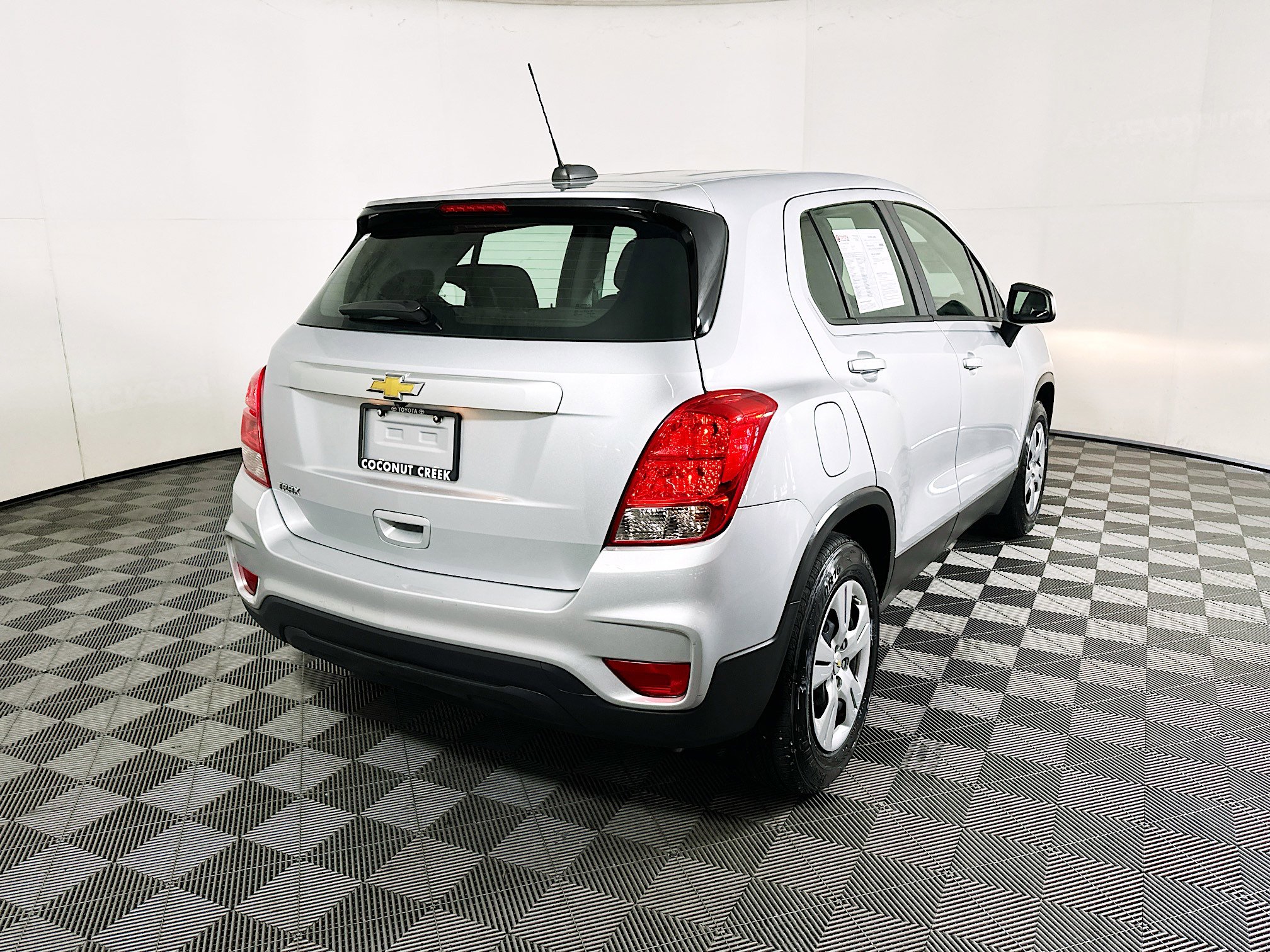 Used 2018 Chevrolet Trax LS FWD image 3