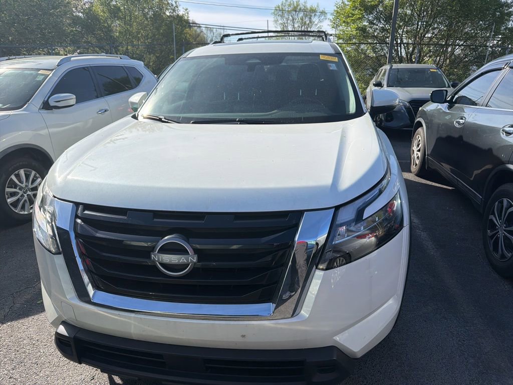 Used 2024 Nissan Pathfinder SV w/ SV Premium Package image 2