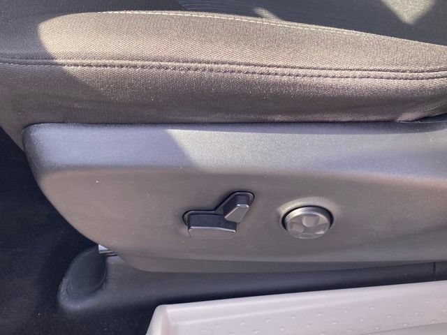 Used 2023 Chrysler Voyager LX FWD image 31