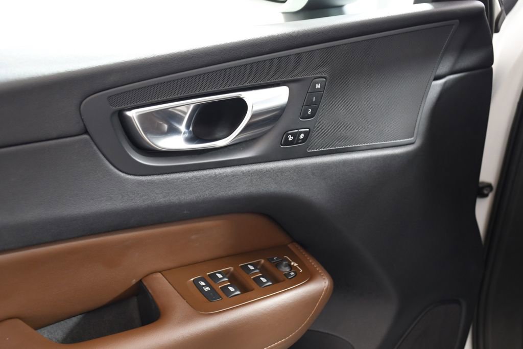 Used 2023 Volvo XC60 T8 Plus image 15