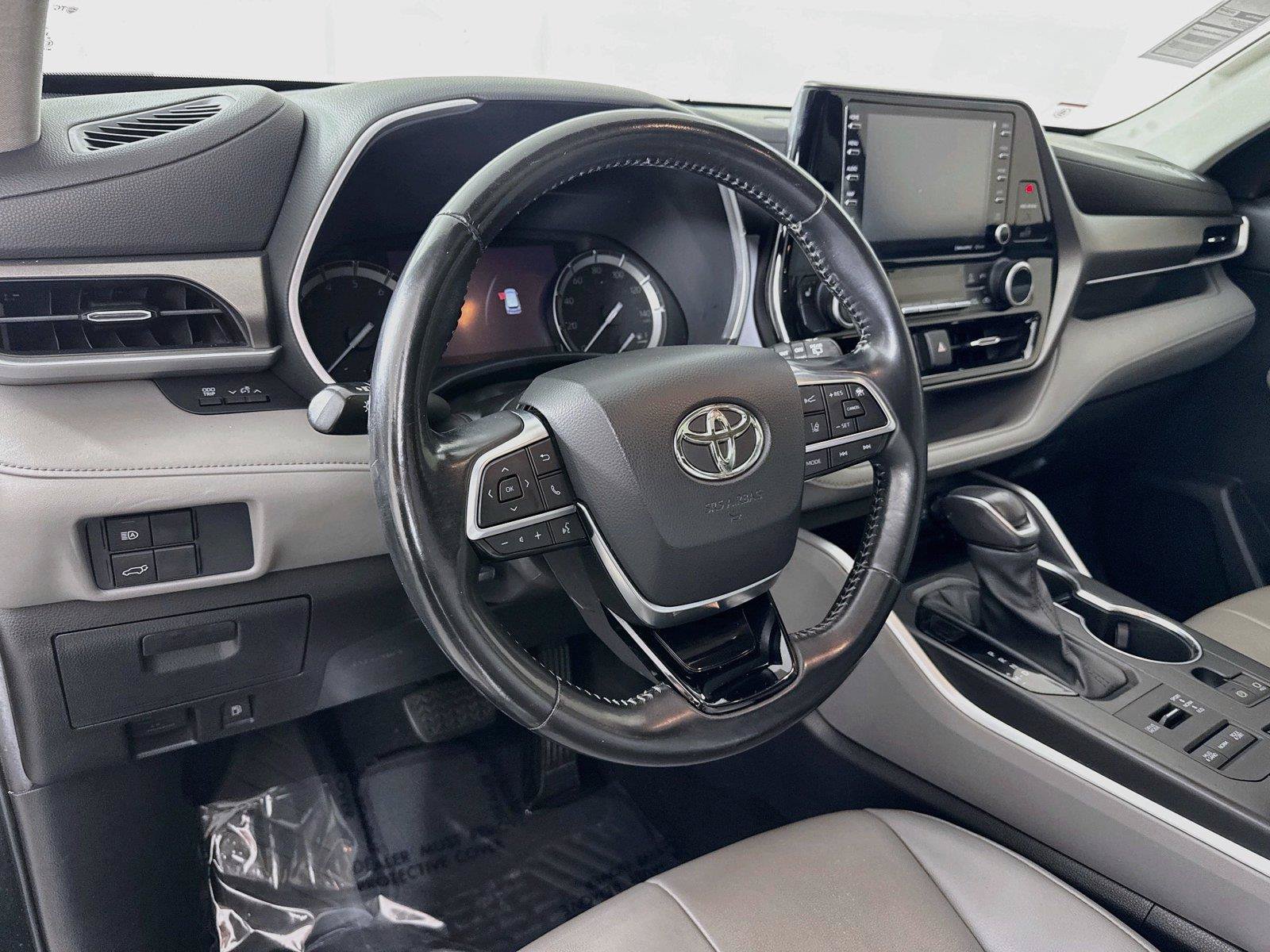 Used 2021 Toyota Highlander XLE AWD/4WD image 4