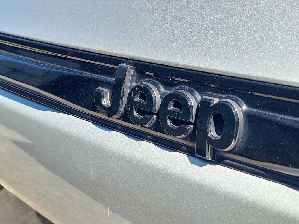 Used 2023 Jeep Grand Cherokee Altitude image 6