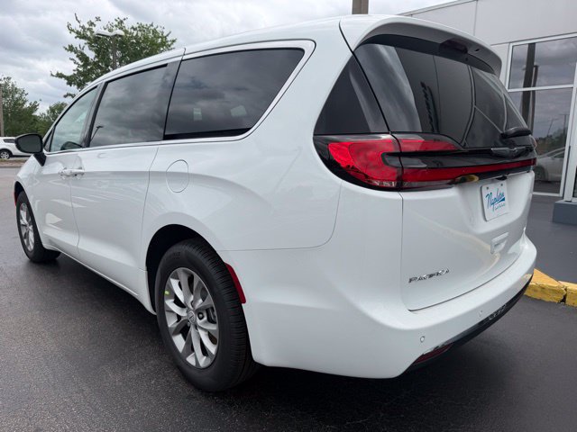 New 2026 Chrysler Pacifica Select AWD/4WD image 8