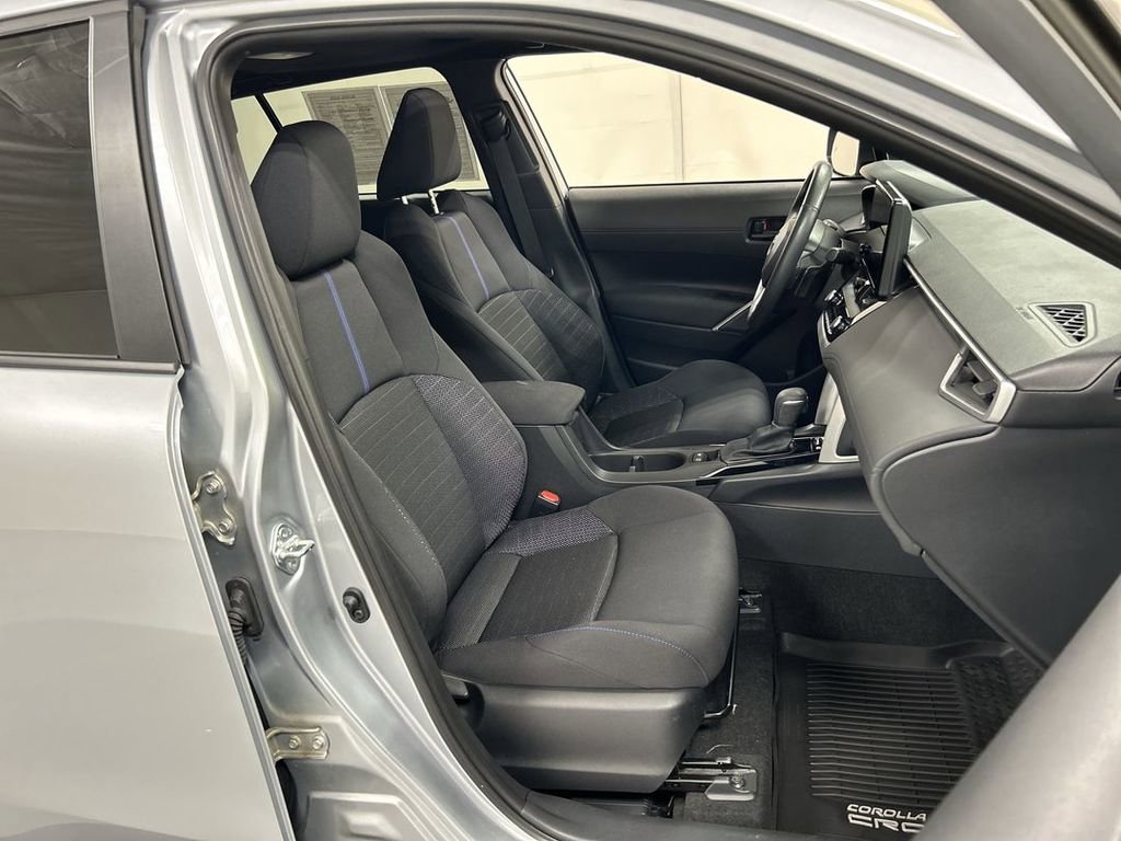 Used 2024 Toyota Corolla Cross AWD Hybrid w/ Moonroof Package image 23