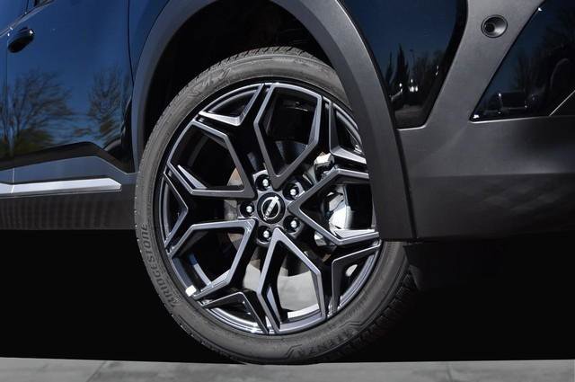 New 2025 Nissan Kicks SR image 3