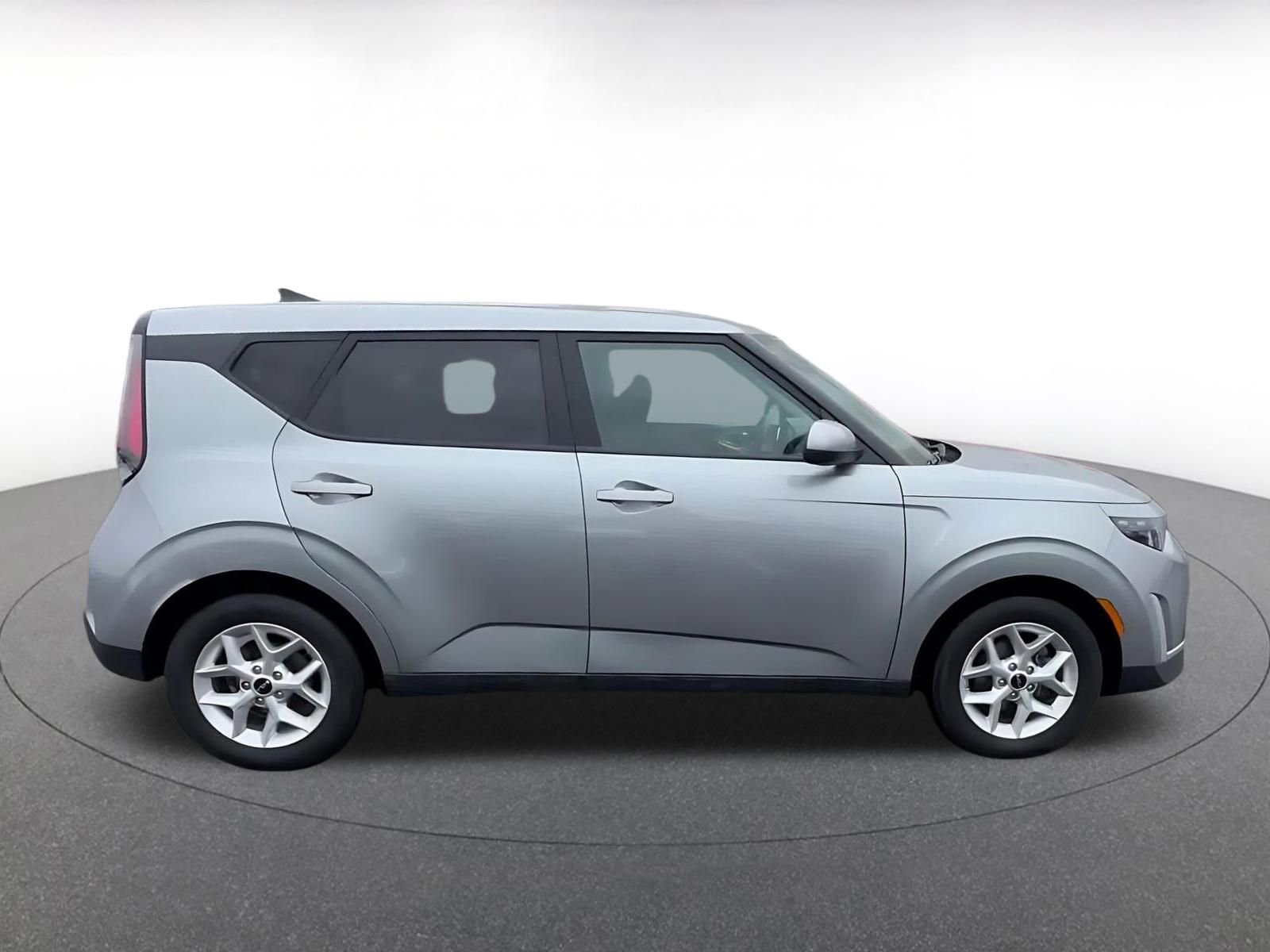Used 2025 Kia Soul LX w/ LX Technology Package FWD image 16