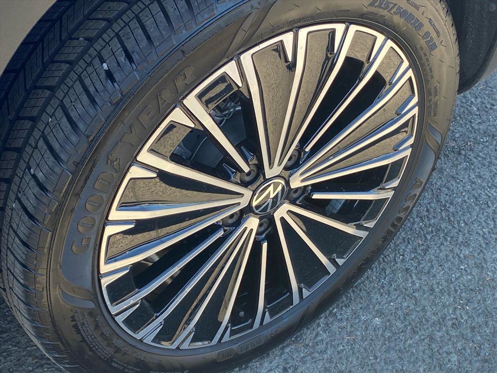 Used 2025 Volkswagen Taos SE image 21