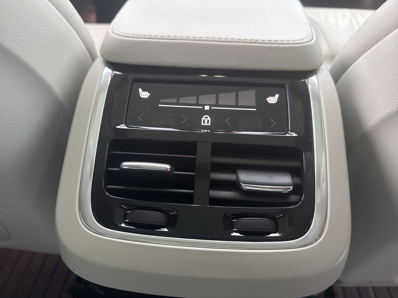 Certified 2023 Volvo XC90 B6 Ultimate w/ Lounge Package AWD/4WD image 16