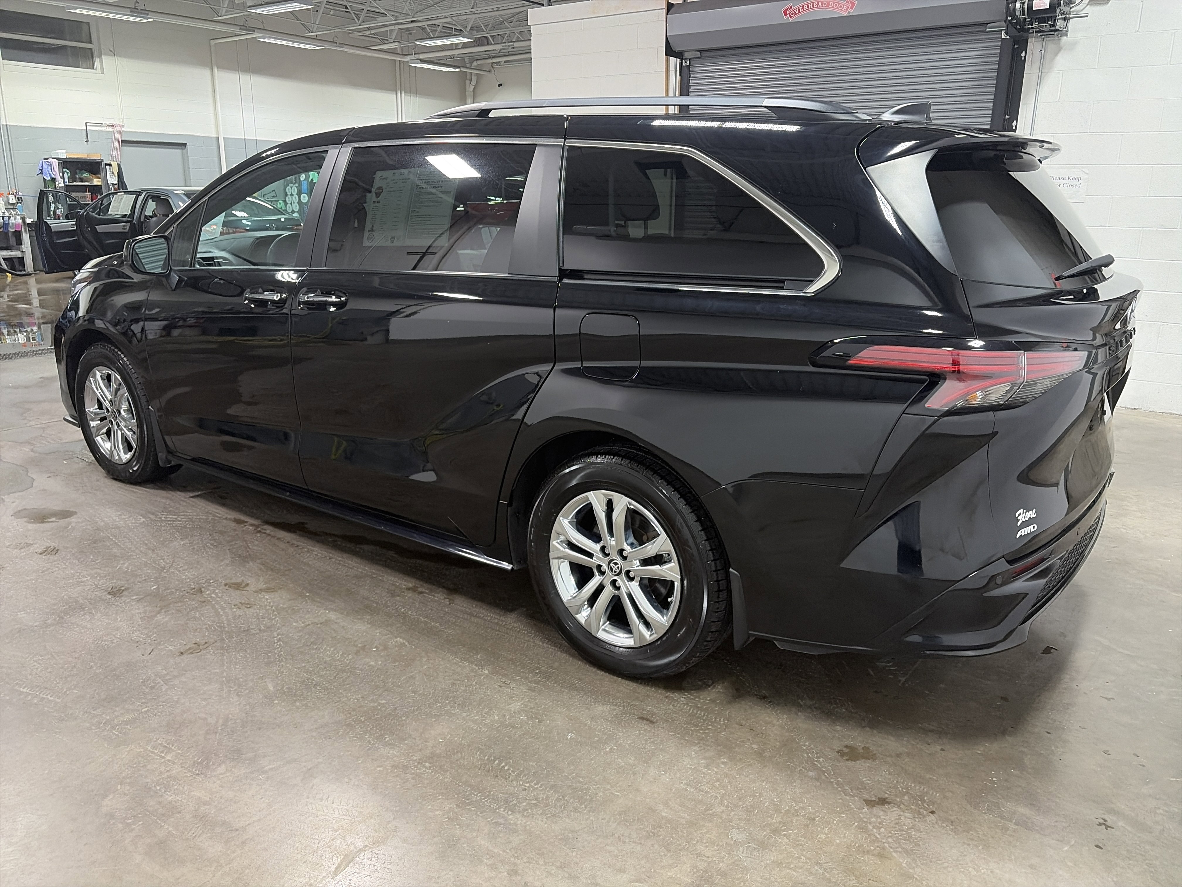 Used 2023 Toyota Sienna XSE w/ XSE Plus Package image 5