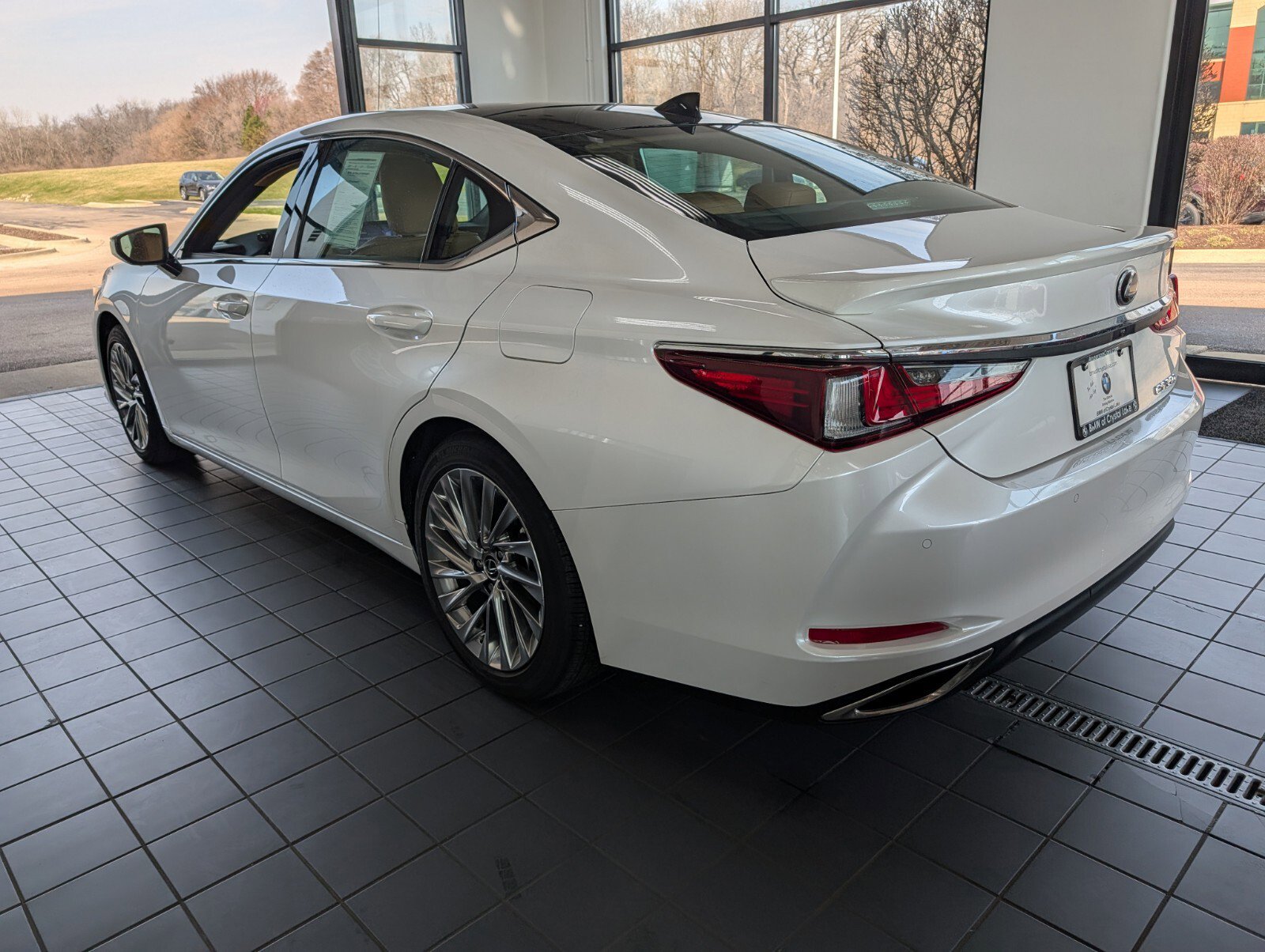 Used 2023 Lexus ES 350 Ultra Luxury w/ Accessory Package (Z2) image 5
