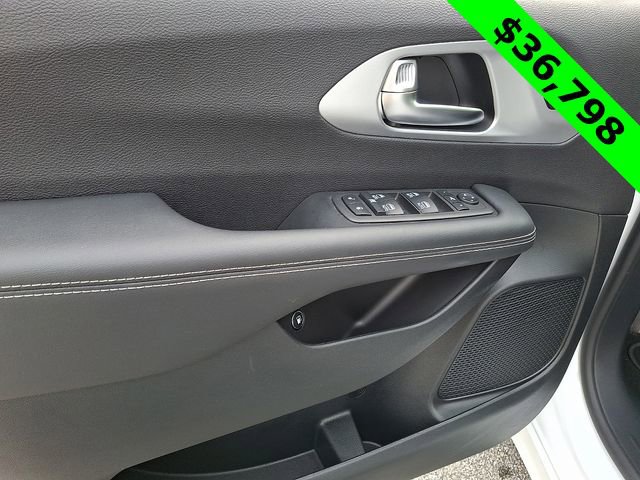 Used 2025 Chrysler Pacifica Premium image 13