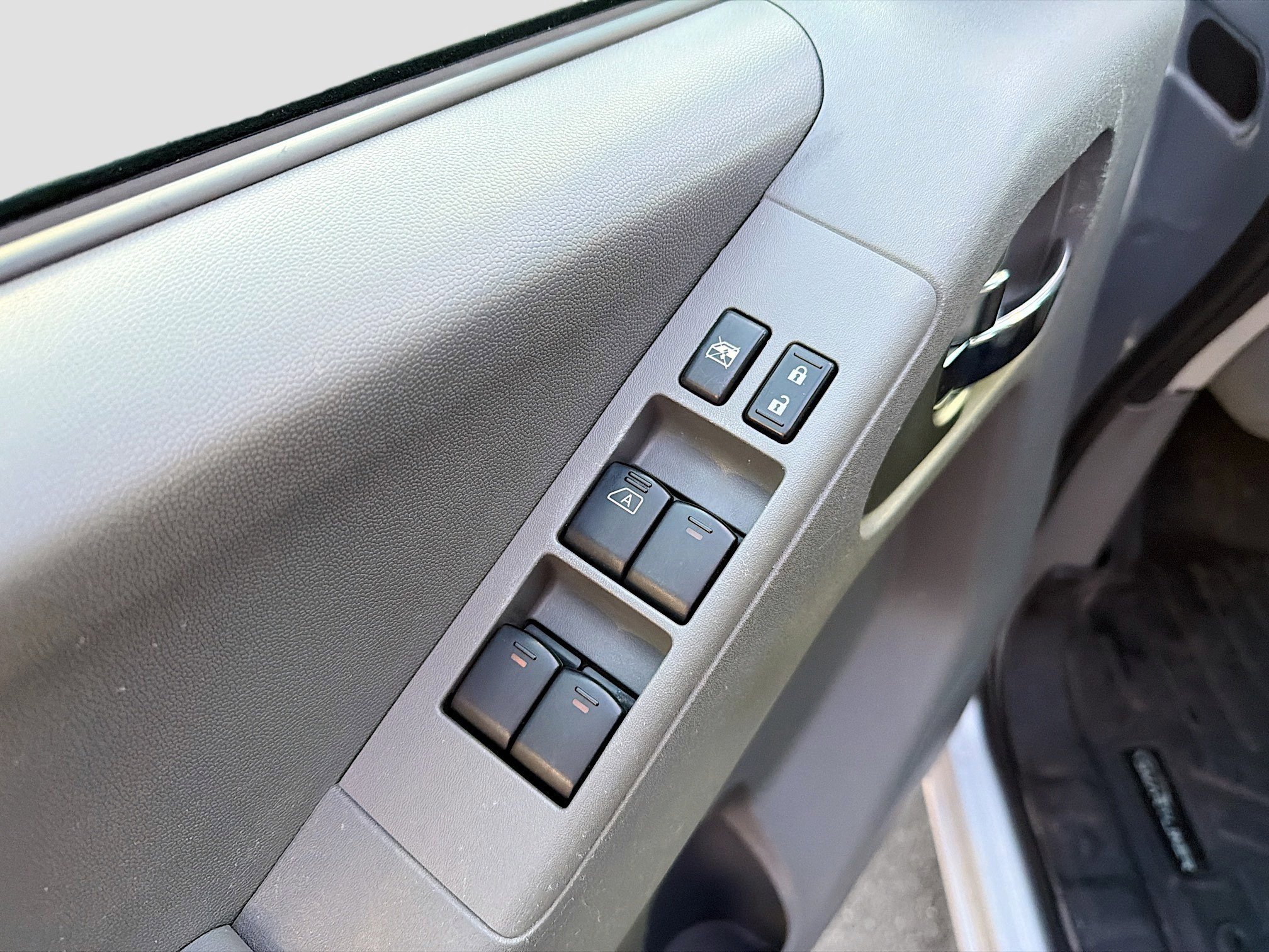 Used 2017 Nissan Frontier SV image 4