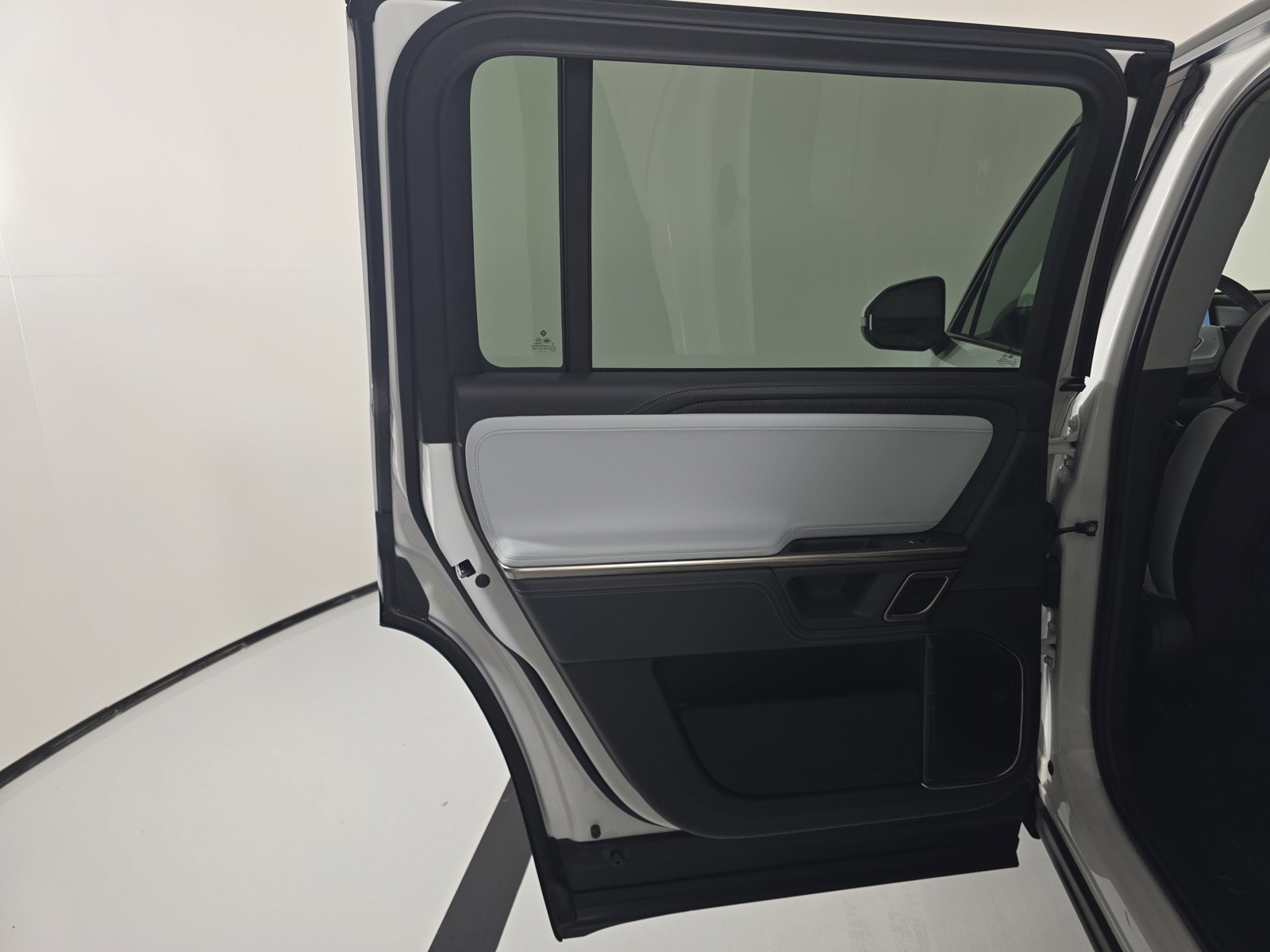 Used 2023 Rivian R1S Adventure image 13