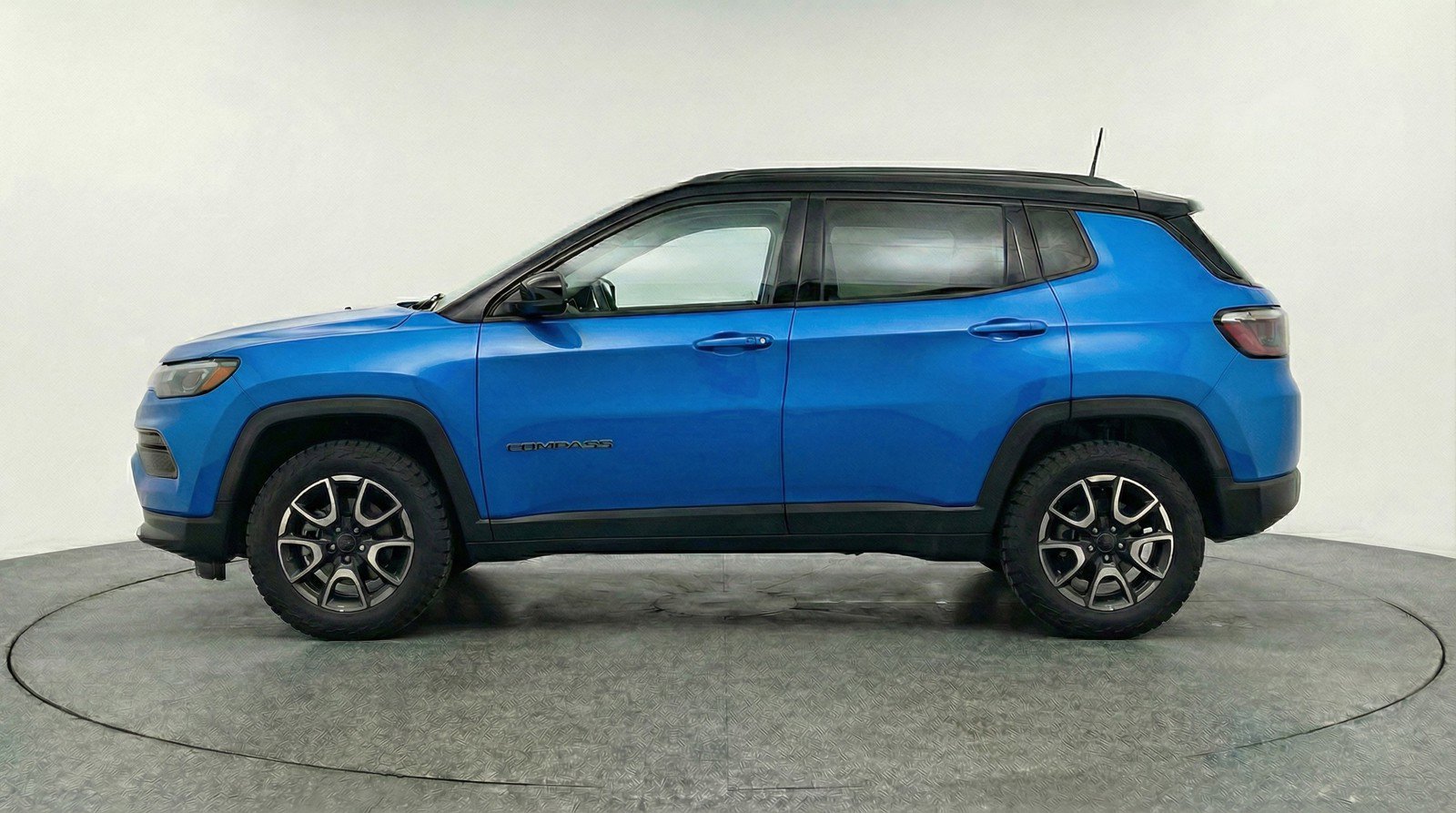 Used 2025 Jeep Compass Trailhawk image 5