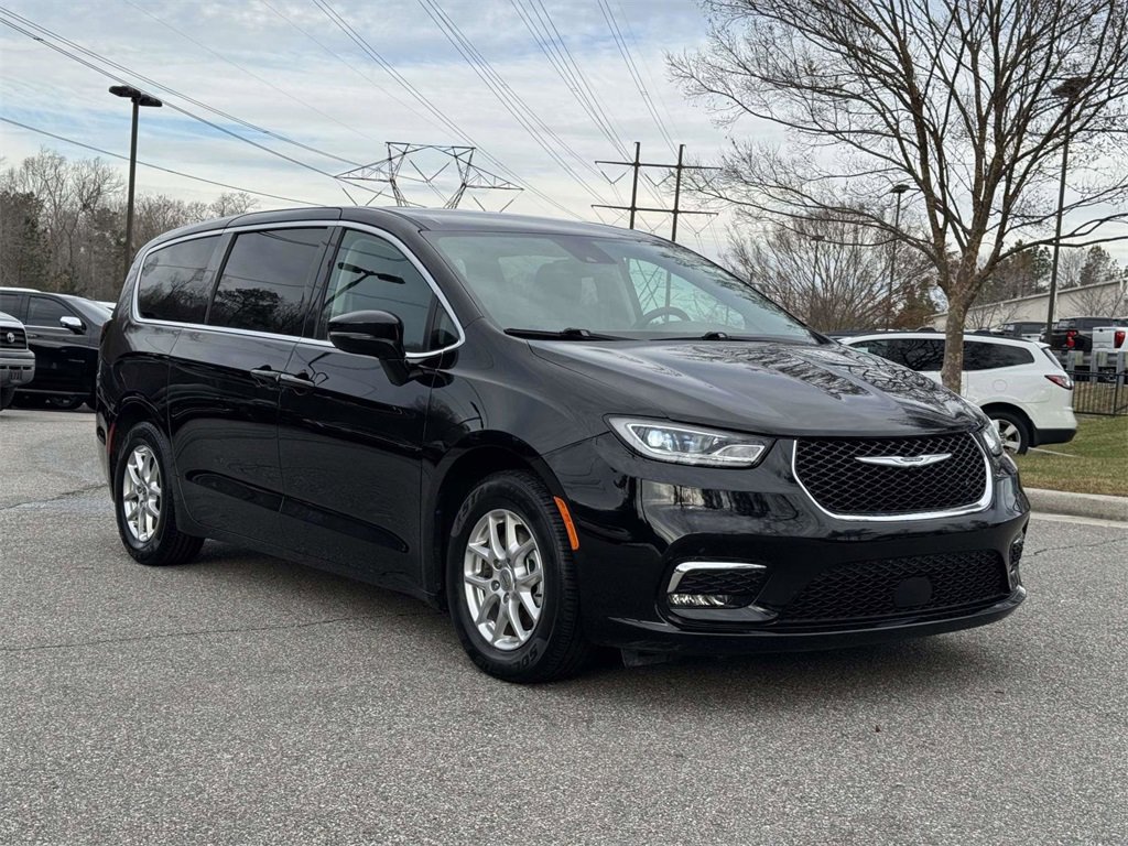 Used 2024 Chrysler Pacifica Touring-L image 2