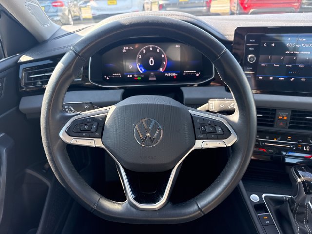 Used 2025 Volkswagen Jetta SE FWD image 22