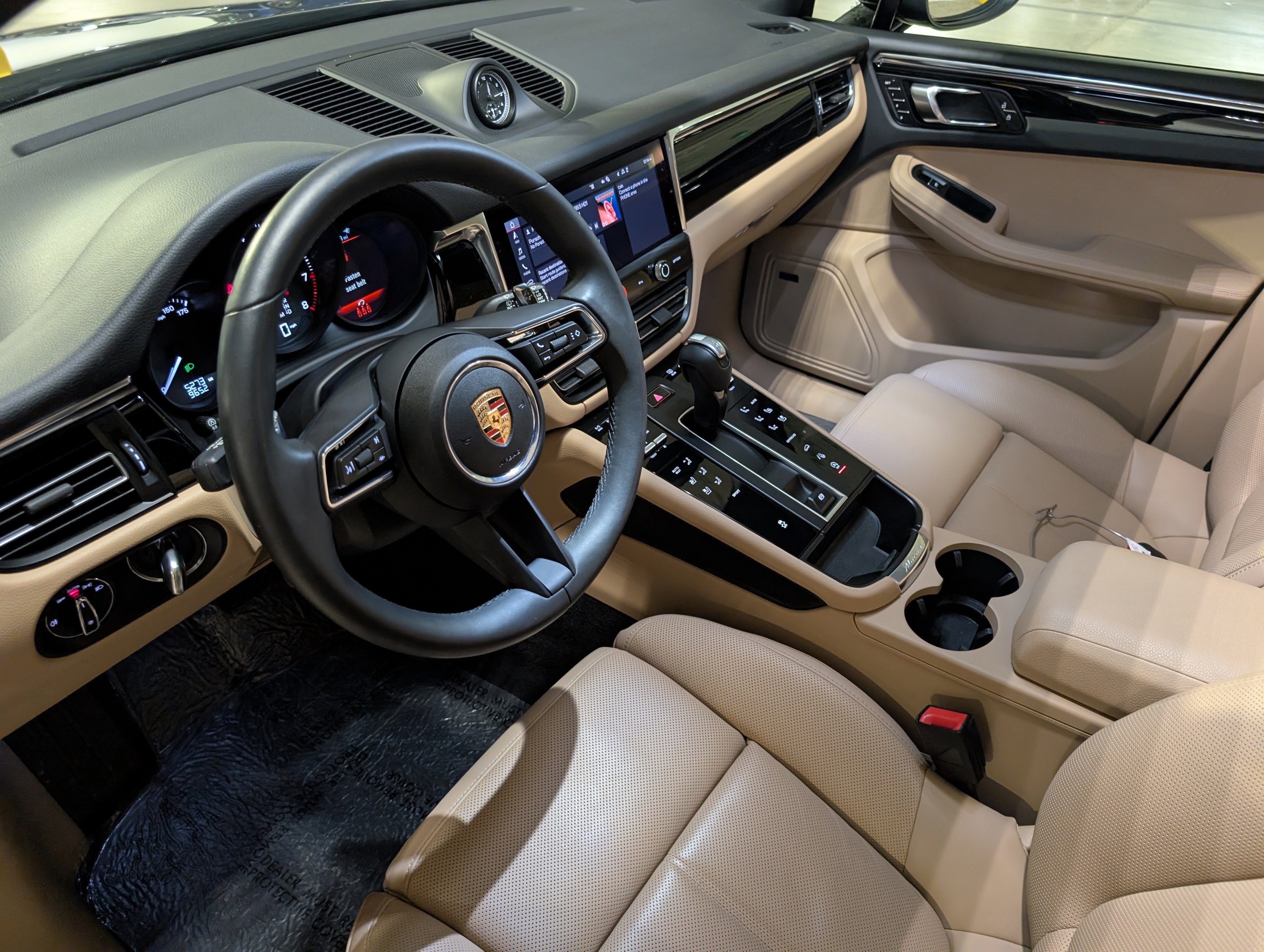 Certified 2025 Porsche Macan image 4