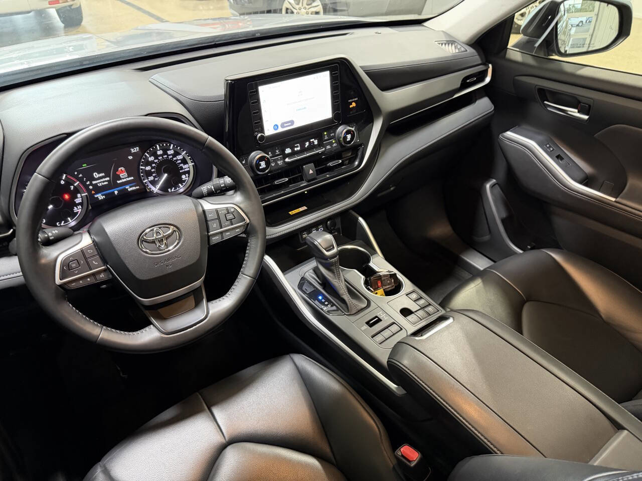 Used 2023 Toyota Highlander XLE image 19