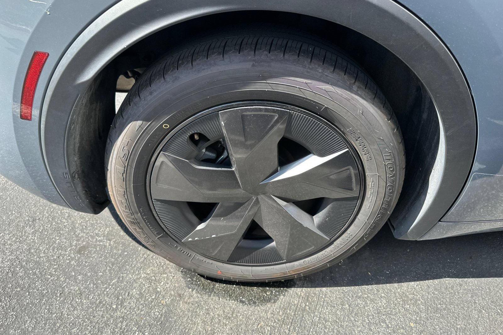 Used 2025 Toyota Prius LE FWD image 4