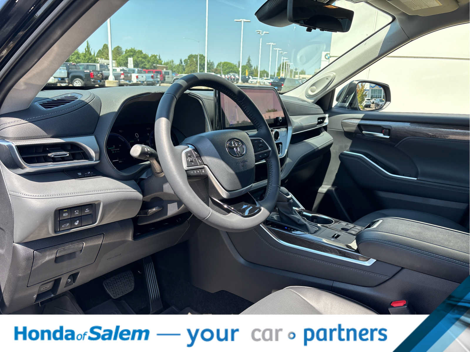 Used 2026 Toyota Highlander Platinum AWD/4WD image 2