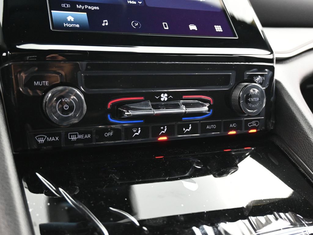 Used 2024 Jeep Grand Cherokee Laredo w/ Trailer Tow Package image 15