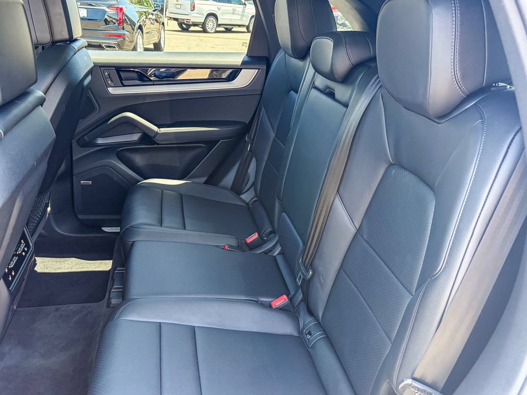 Used 2024 Porsche Cayenne AWD/4WD image 39