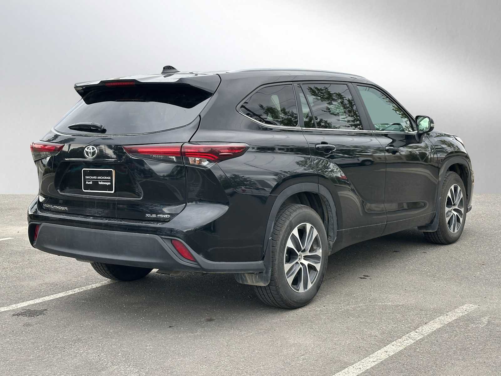 Used 2024 Toyota Highlander XLE image 3