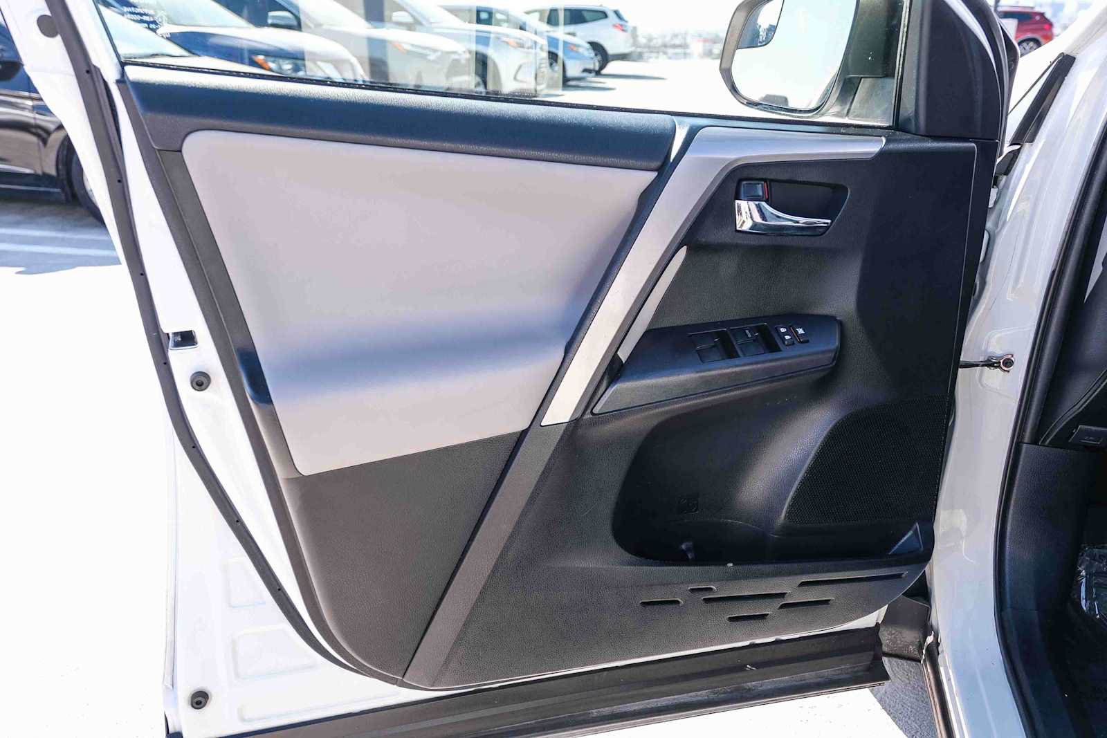 Used 2016 Toyota RAV4 XLE FWD image 23