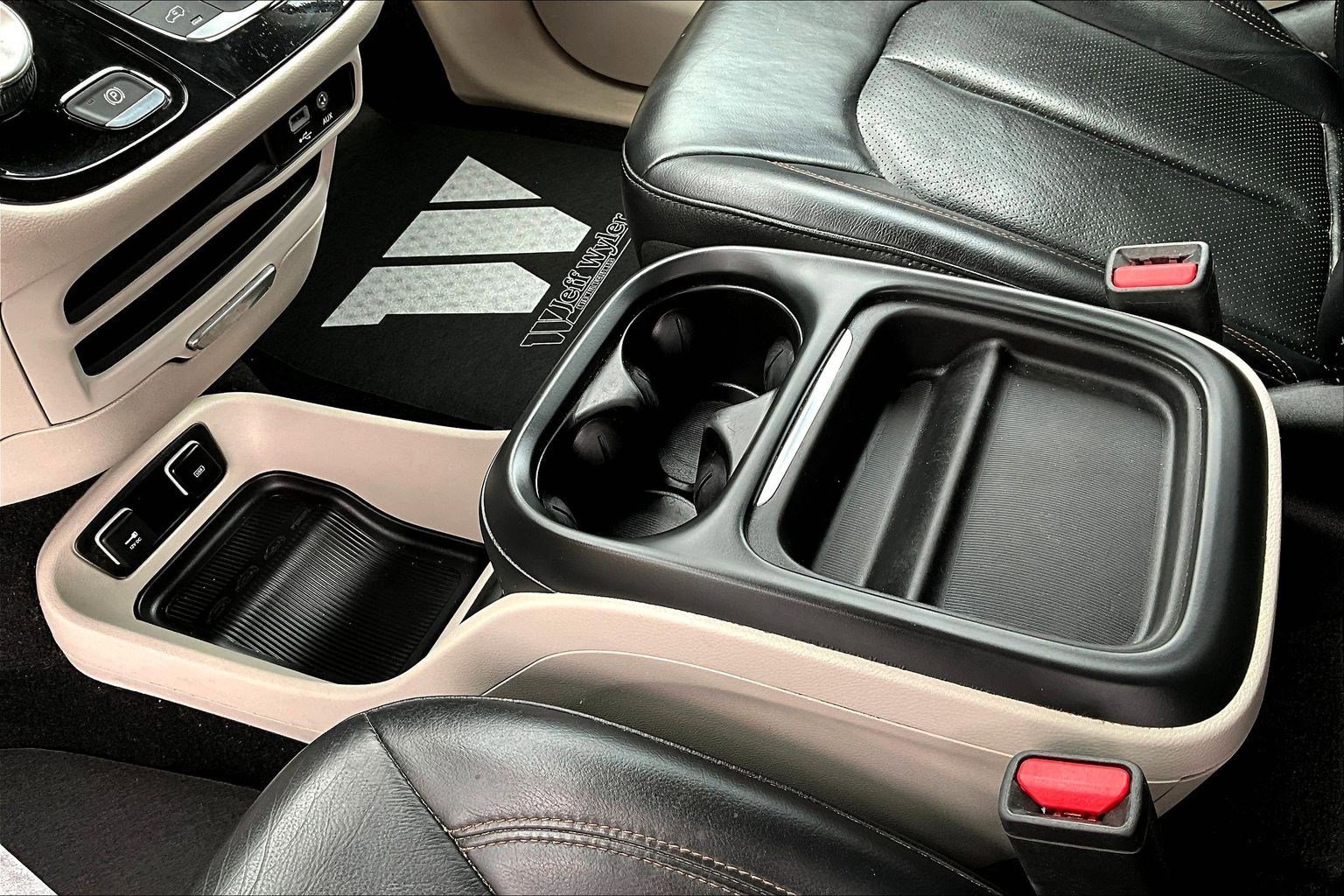 Used 2018 Chrysler Pacifica Touring-L image 19