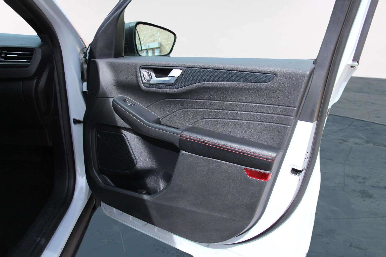 Used 2025 Ford Escape ST-Line image 30