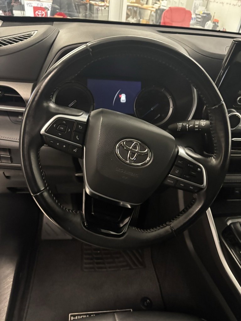 Used 2021 Toyota Highlander XLE image 14