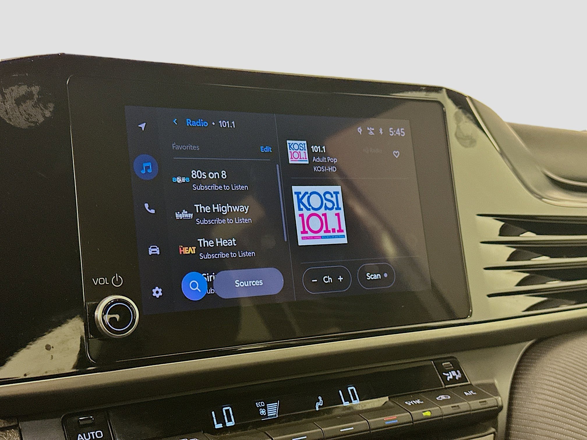 Used 2025 Toyota Camry SE image 21