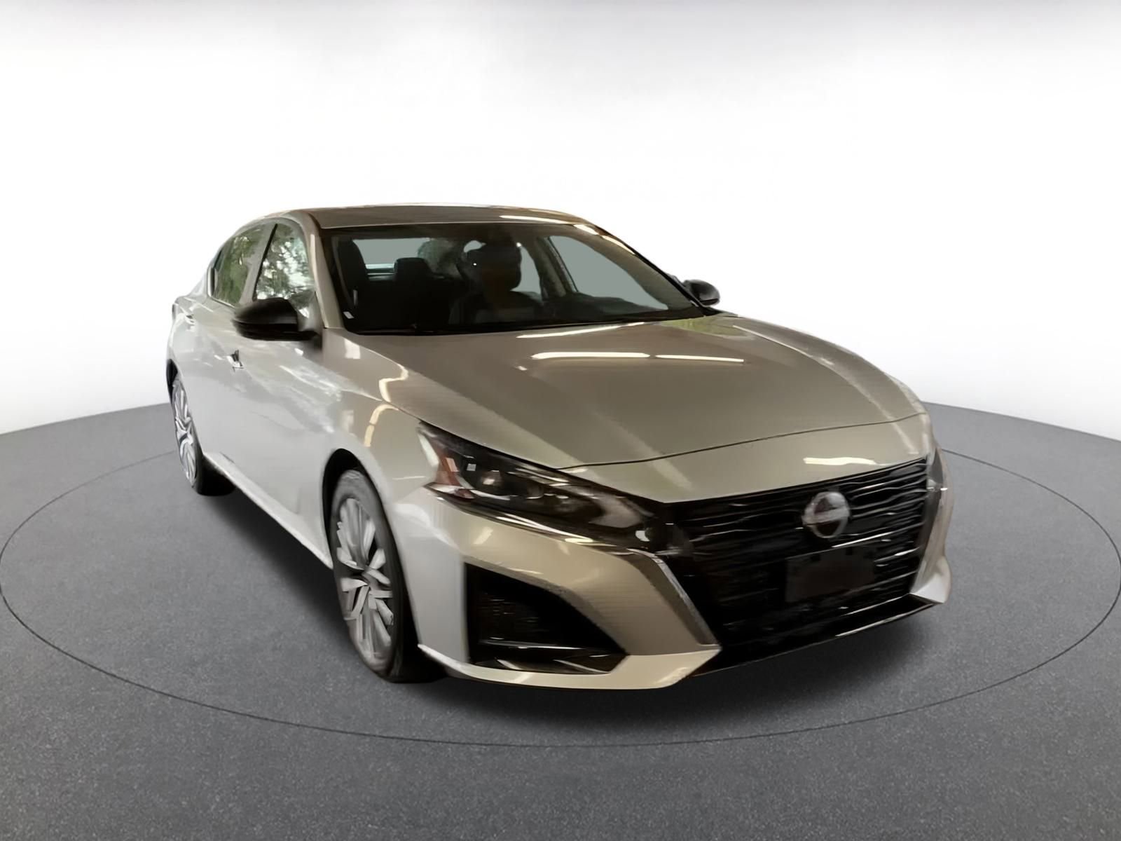 Used 2024 Nissan Altima 2.5 SV image 3