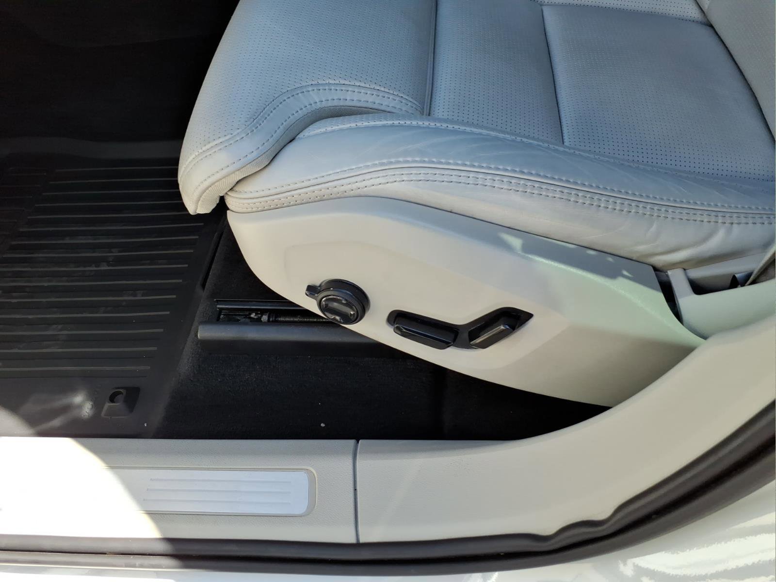 Used 2023 Volvo XC60 B5 Ultimate w/ Protection Package Premier image 18