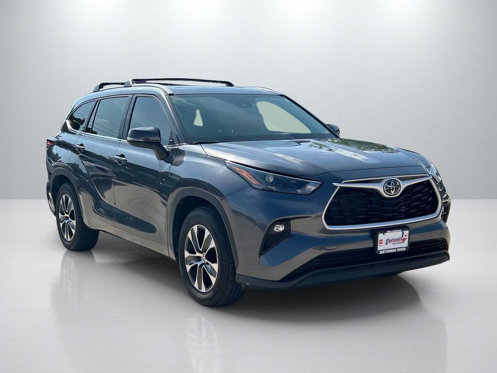 Certified 2025 Toyota Highlander XLE FWD image 3