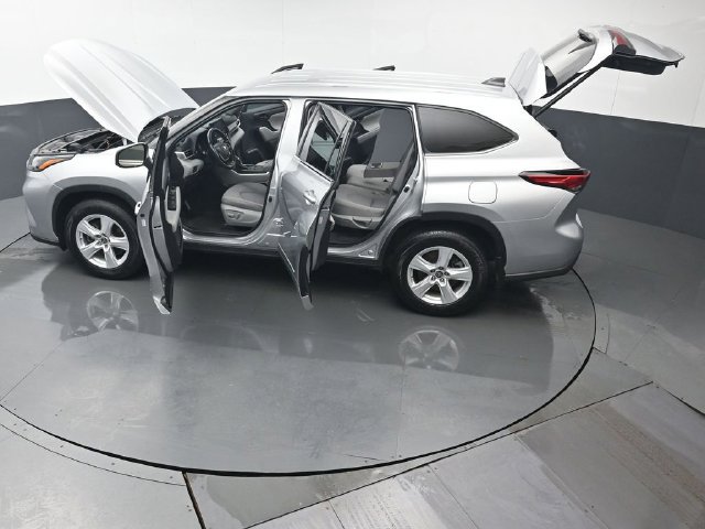 Used 2022 Toyota Highlander LE AWD/4WD image 48