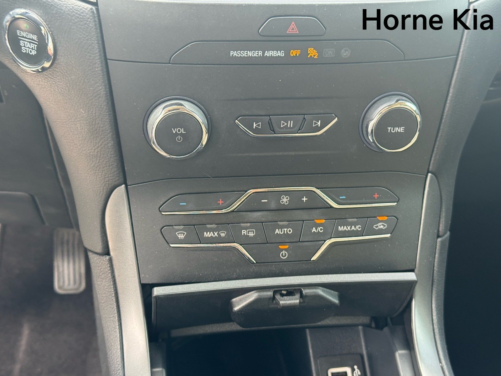 Used 2020 Ford Edge SE FWD image 23