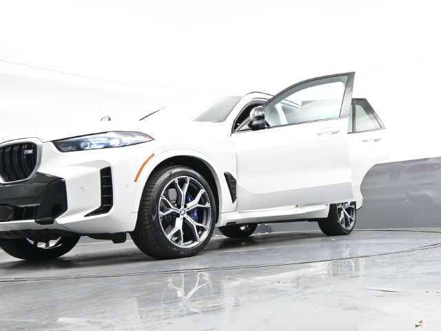 Used 2025 BMW X5 M60i AWD/4WD image 45