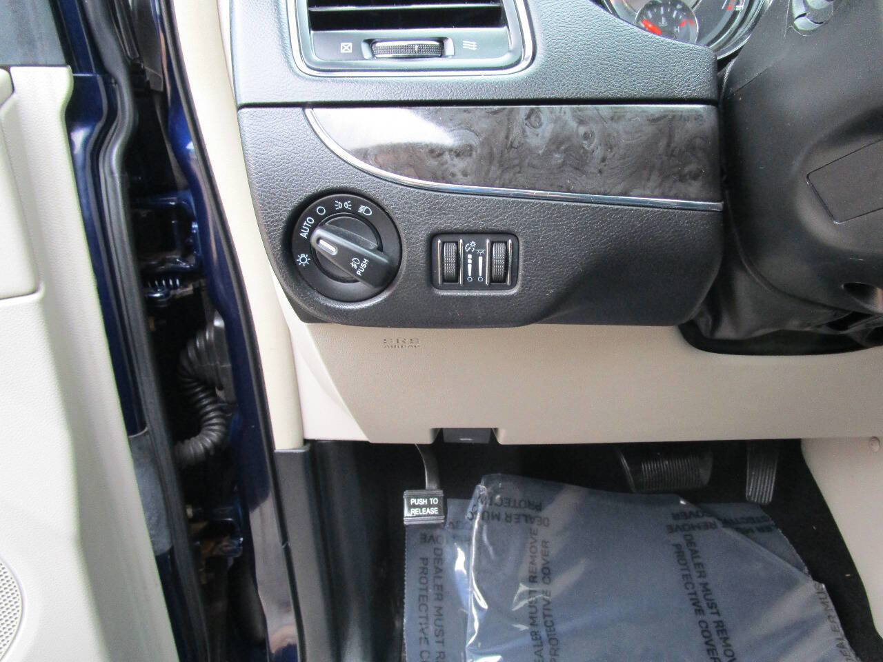 Used 2015 Chrysler Town & Country Touring image 9