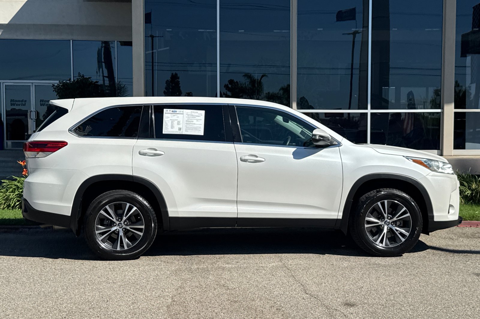 Used 2019 Toyota Highlander LE FWD image 3