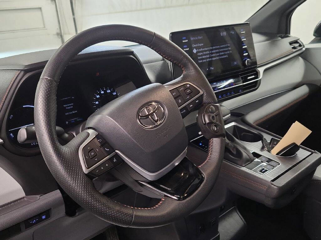 Used 2022 Toyota Sienna LE image 5